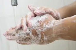 Nahaufnahme von eingeschäumten Händen beim Händewaschen